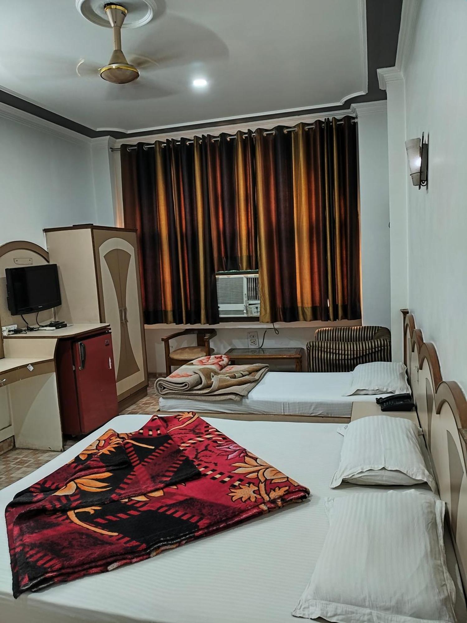 Hotel Yatri International New Delhi Luaran gambar
