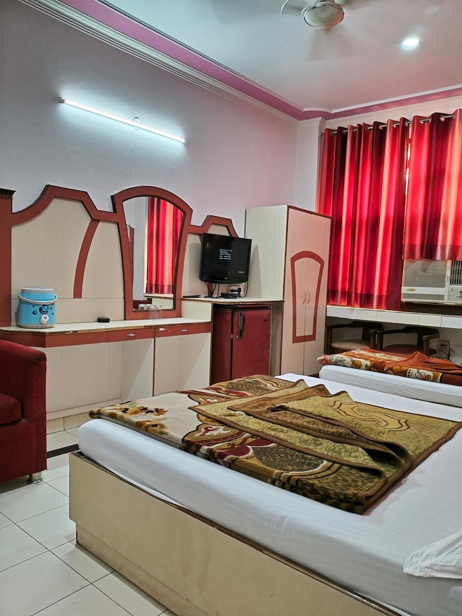 Hotel Yatri International New Delhi Luaran gambar