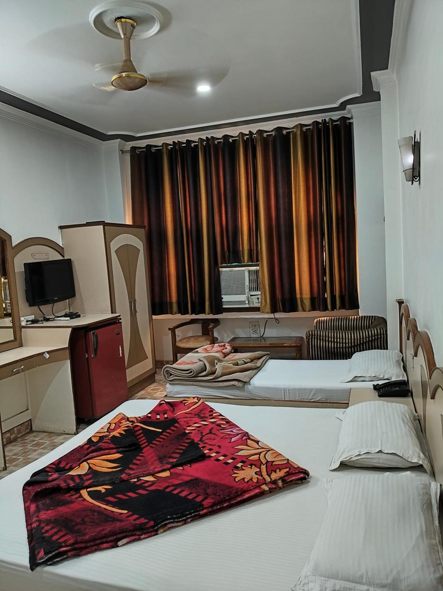 Hotel Yatri International New Delhi Luaran gambar