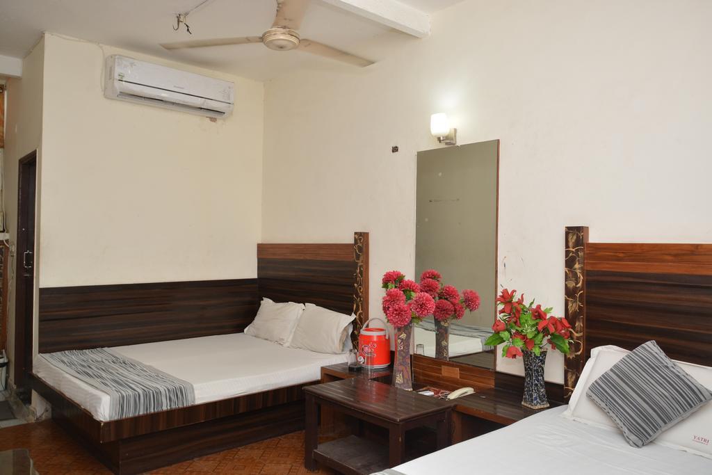 Hotel Yatri International New Delhi Luaran gambar