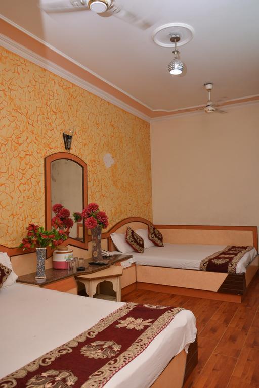 Hotel Yatri International New Delhi Luaran gambar